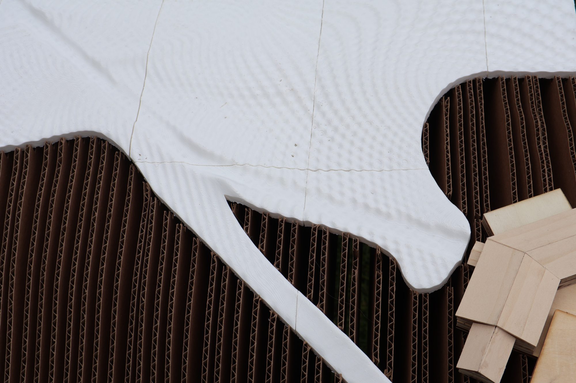 Close view of the printed run surface meeting the cut cardboard sections